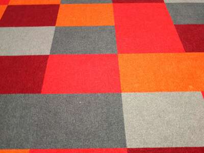 motief leggen met tapijttegels in diverse kleuren